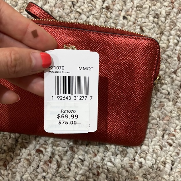 COACH CORNER ZIP WRISTLET (F21070)
METALLIC CURRANT/LIGHT GOLD - Picture 9 of 9